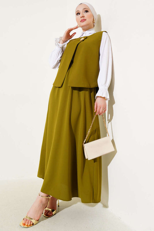 Costume deux pièces vert pétrole avec gilet et jupe à boutons dorés