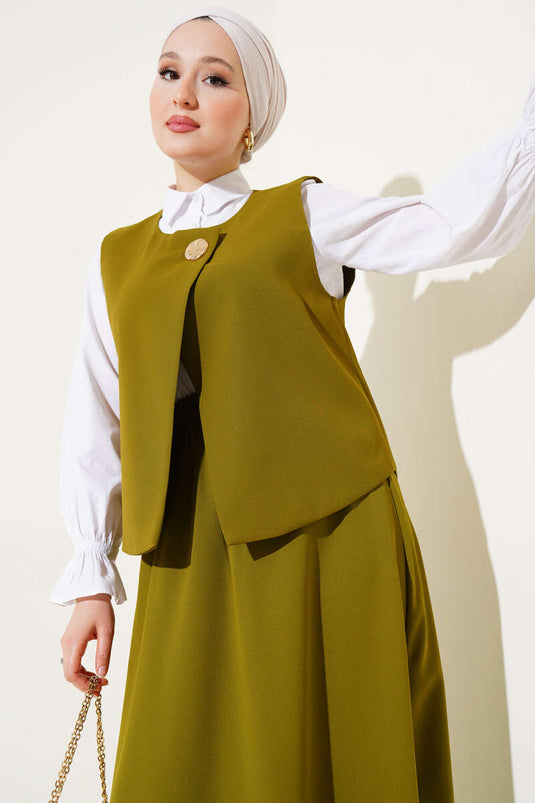 Costume deux pièces vert pétrole avec gilet et jupe à boutons dorés
