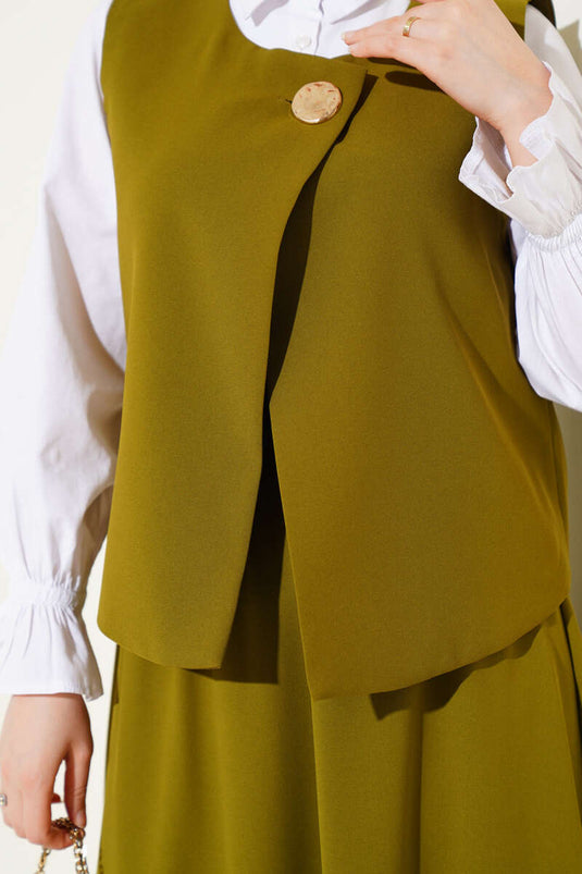 Costume deux pièces vert pétrole avec gilet et jupe à boutons dorés