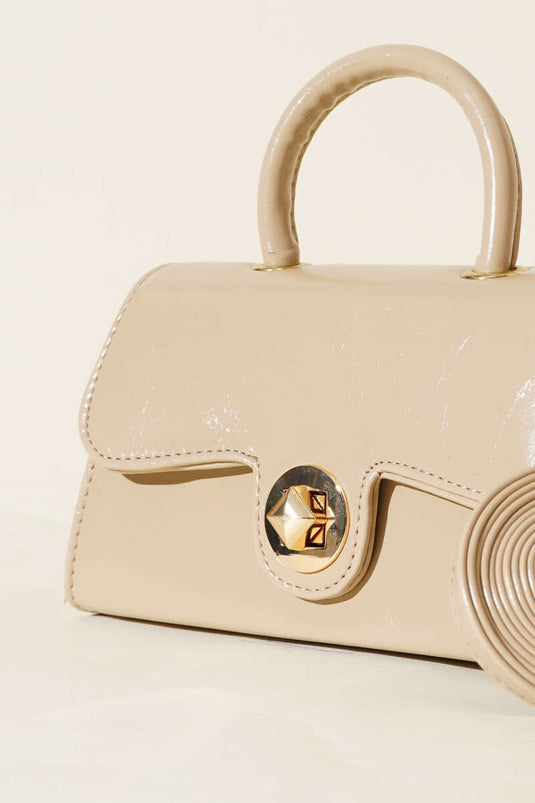 Sac en cuir verni beige avec fermoir doré