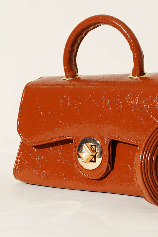 Sac en cuir verni à fermoir doré, couleur fauve