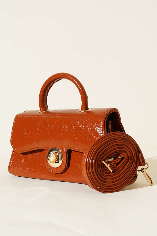 Sac en cuir verni à fermoir doré, couleur fauve