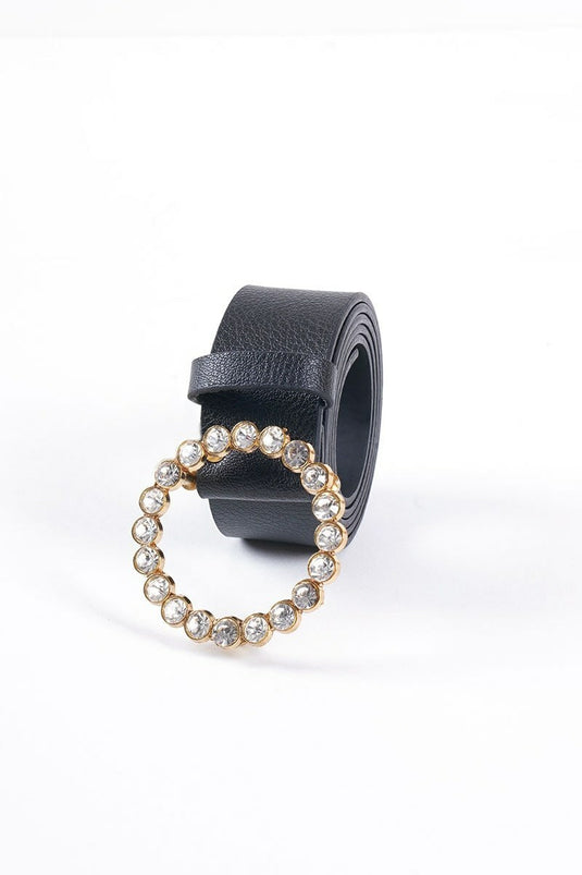 Schwarzer Gürtel mit glänzender goldener Schnalle