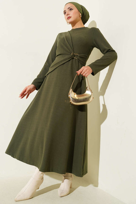 Robe en velours côtelé kaki avec boucle dorée