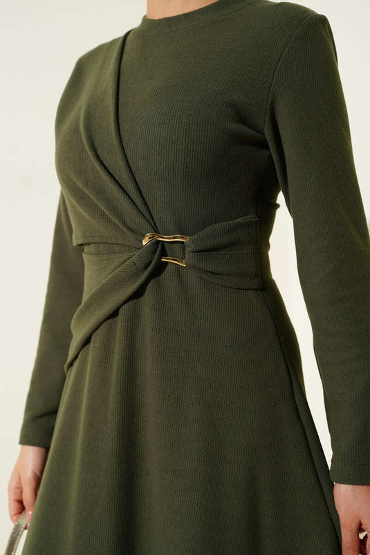 Robe en velours côtelé kaki avec boucle dorée