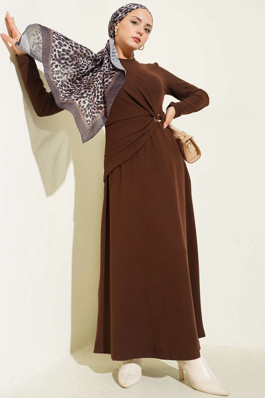 Robe en velours côtelé marron avec boucle dorée