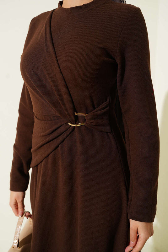 Robe en velours côtelé marron avec boucle dorée