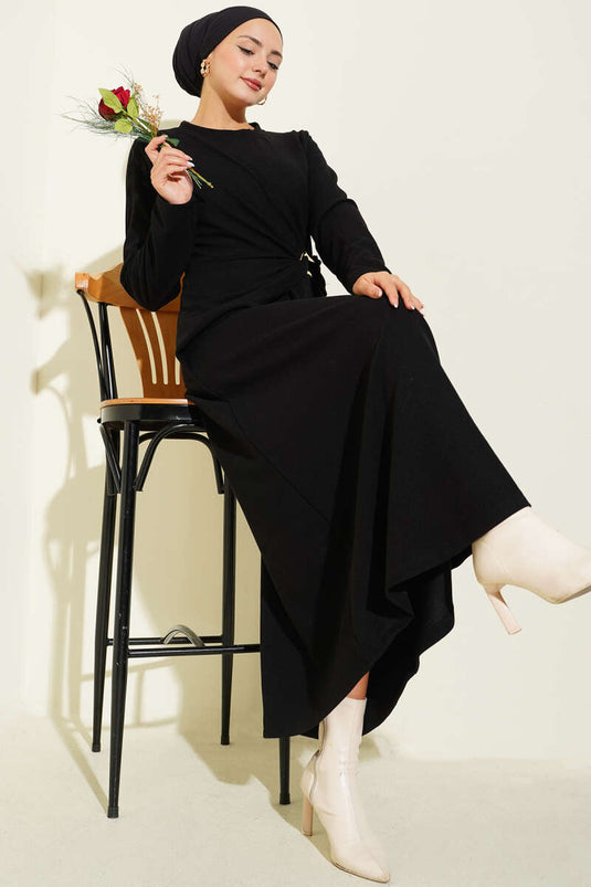 Robe en velours côtelé noir avec boucle dorée