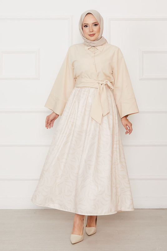 Chemise ceinturée et tailleur à manches larges et jupe beige