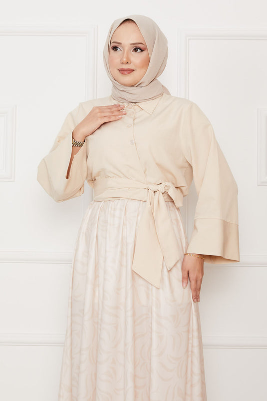 Chemise ceinturée et tailleur à manches larges et jupe beige