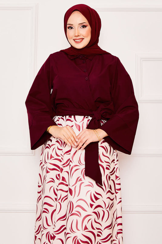 Chemise ceinturée à manches larges et jupe de costume rouge bordeaux