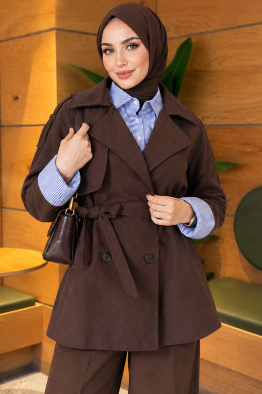 Brauner Trenchcoat Mit Gestreifter Hemd Und Gürtel