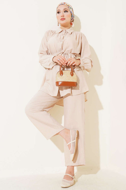 Zweiteiliges Set mit Hemdkragen und Taillenseil und Gürtel in Beige