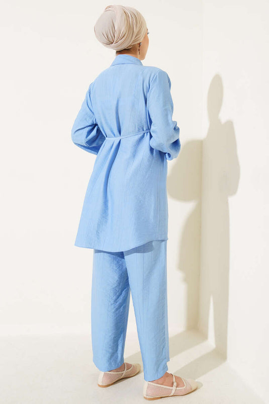 Costume deux pièces bleu avec col chemise et ceinture à la taille