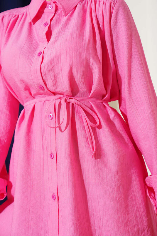 Ensemble deux pièces rose avec col chemise et ceinture à nouer à la taille