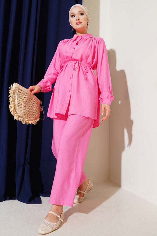 Ensemble deux pièces rose avec col chemise et ceinture à nouer à la taille