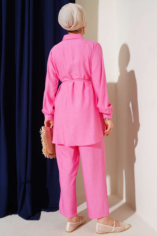 Ensemble deux pièces rose avec col chemise et ceinture à nouer à la taille