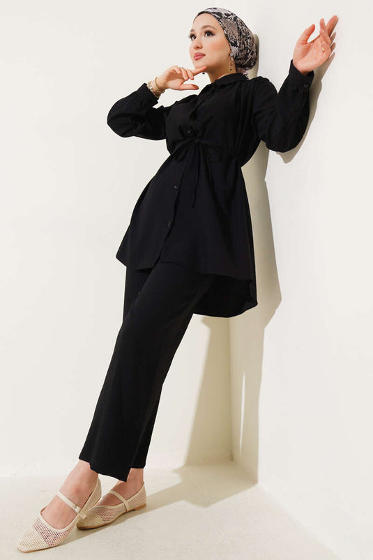 Costume deux pièces noir avec col chemise et ceinture à la taille