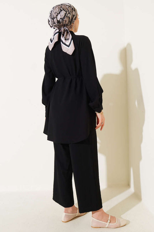 Costume deux pièces noir avec col chemise et ceinture à la taille