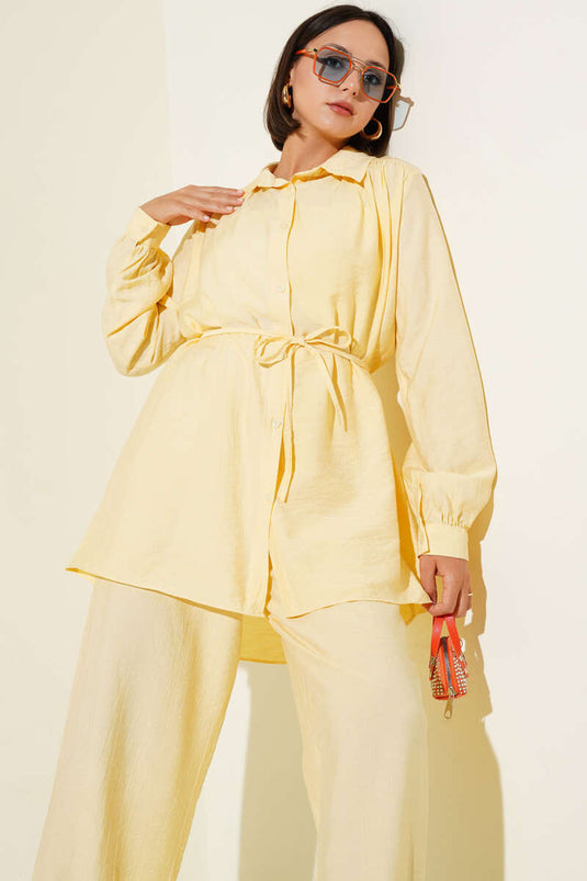 Costume deux pièces jaune beurre avec col chemise et ceinture à la taille