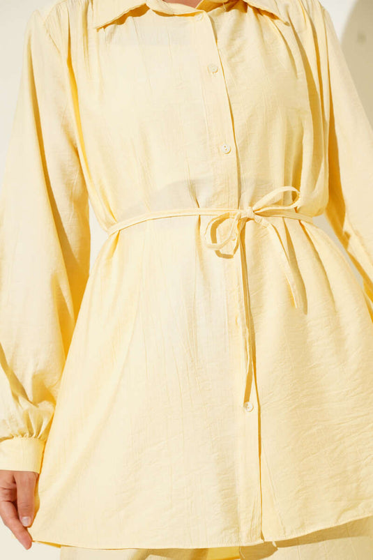 Costume deux pièces jaune beurre avec col chemise et ceinture à la taille