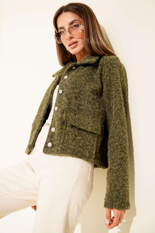 Veste courte en cachemire kaki, col chemise et poches.