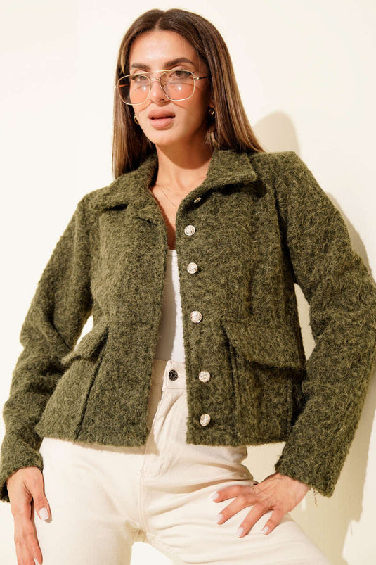 Veste courte en cachemire kaki, col chemise et poches.