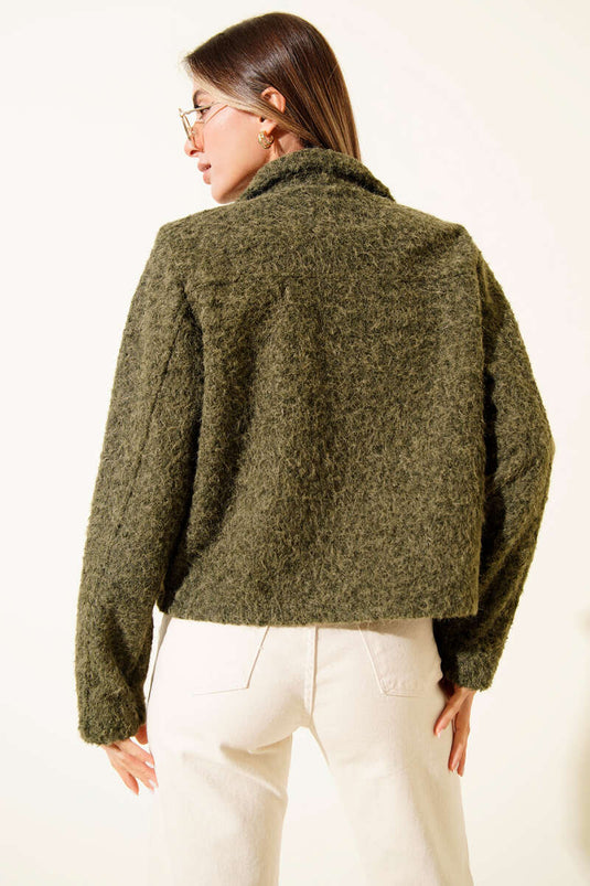 Veste courte en cachemire kaki, col chemise et poches.