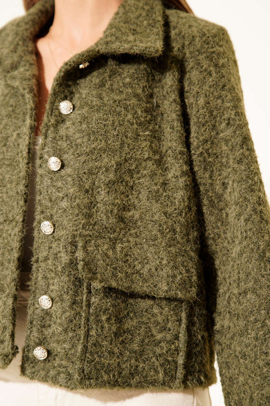 Veste courte en cachemire kaki, col chemise et poches.