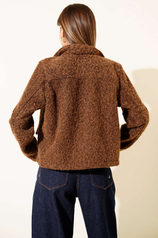 Veste courte en cachemire marron, col chemise et poches