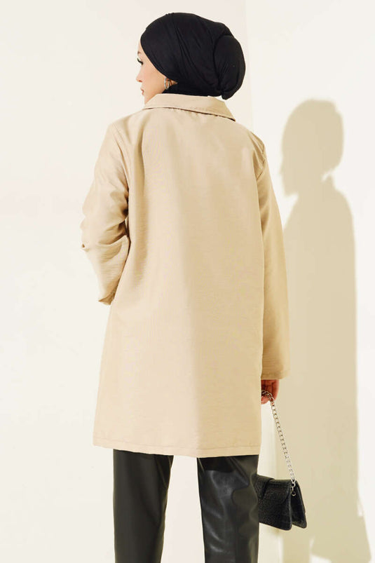 قبعة القميص ذات اللون البيج