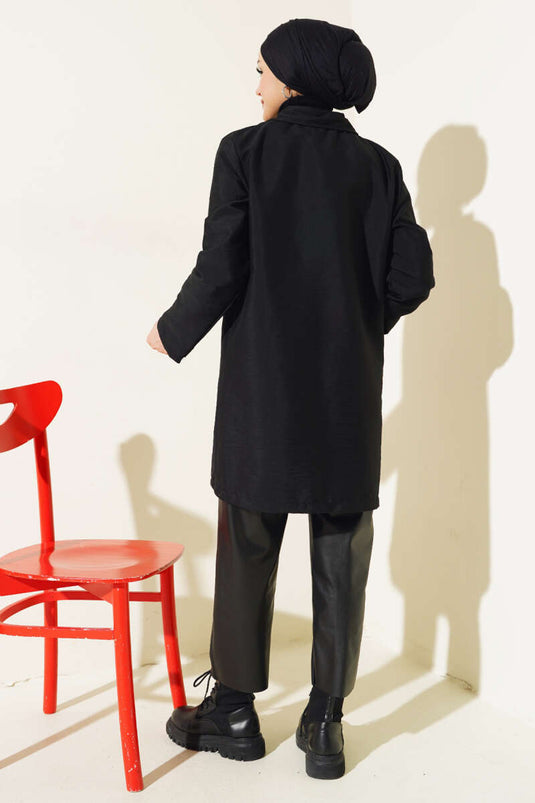 قبعة القميص ذات الياقة السوداء