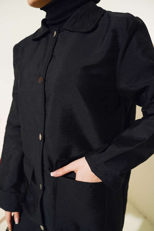 قبعة القميص ذات الياقة السوداء