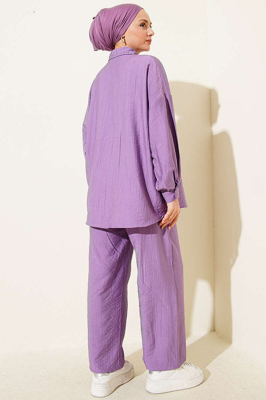 Ensemble deux pièces lilas avec col chemise et détails de couture