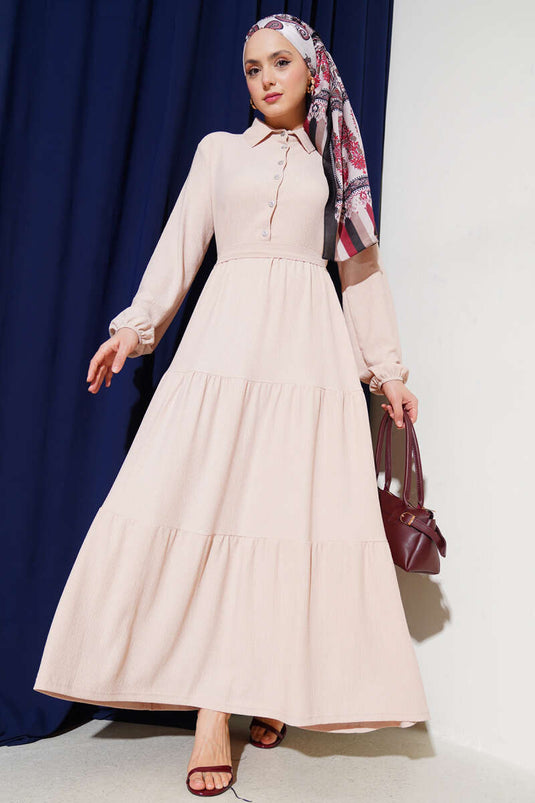 Abito in crepe a strati con bottoni e colletto a camicia beige