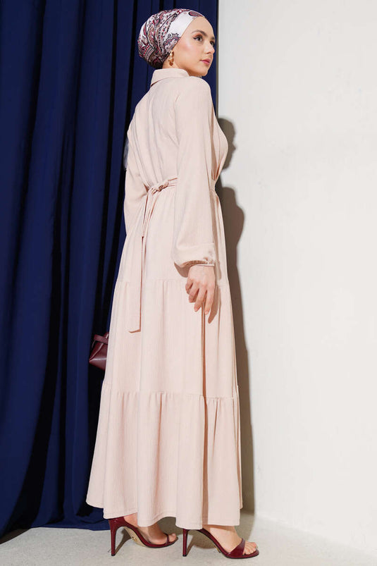 Abito in crepe a strati con bottoni e colletto a camicia beige