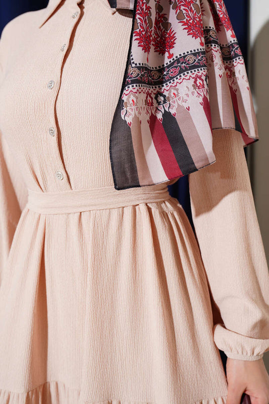 Abito in crepe a strati con bottoni e colletto a camicia beige