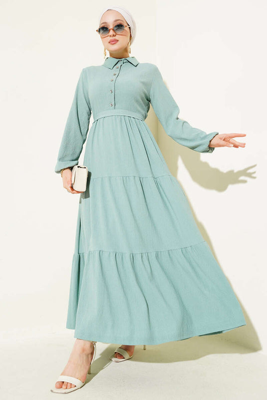 Abito in crêpe a strati con colletto a camicia e bottoni, verde mandorla