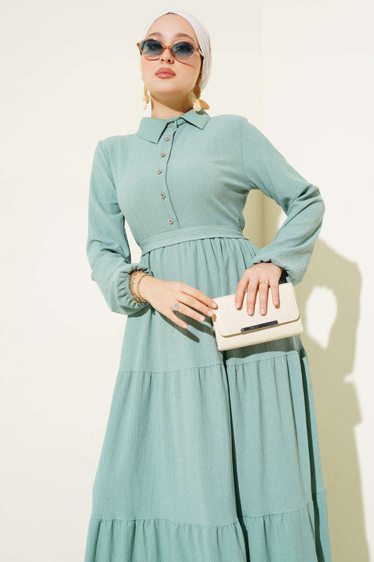 Abito in crêpe a strati con colletto a camicia e bottoni, verde mandorla