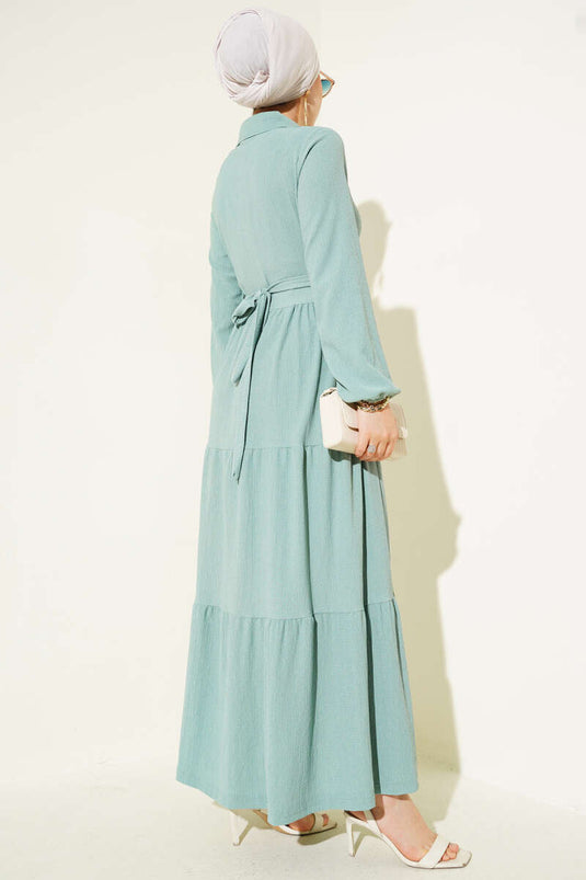 Abito in crêpe a strati con colletto a camicia e bottoni, verde mandorla