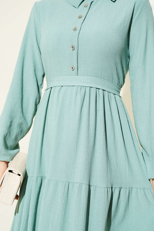 Abito in crêpe a strati con colletto a camicia e bottoni, verde mandorla