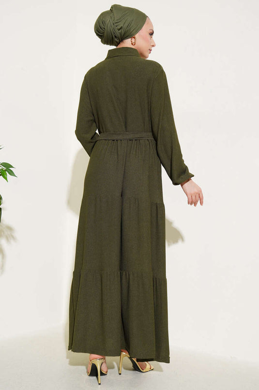 Abito in crepe a strati con bottoni e colletto a camicia, color cachi