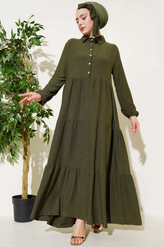 Abito in crepe a strati con bottoni e colletto a camicia, color cachi