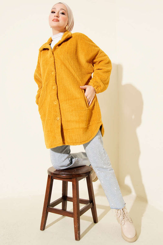 Chemise moutarde à col boutonné, manteau en peluche