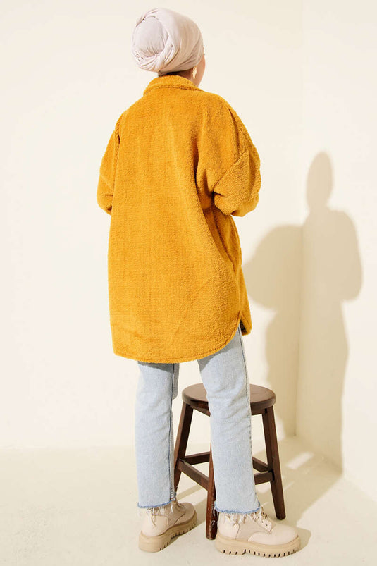 Chemise moutarde à col boutonné, manteau en peluche