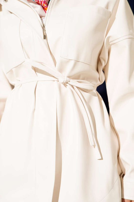 سترة جلدية ذات ياقة قميص وحزام من الحبال بلون إكرُو