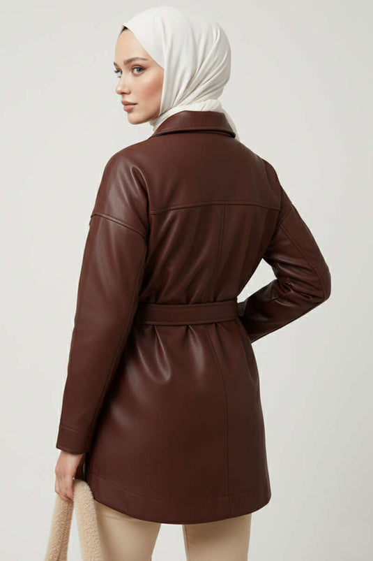 Veste en cuir marron avec col chemise et ceinture en corde