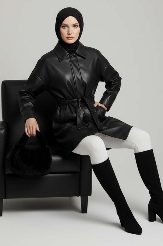 سترة جلدية سوداء بحزام وياقة قميص