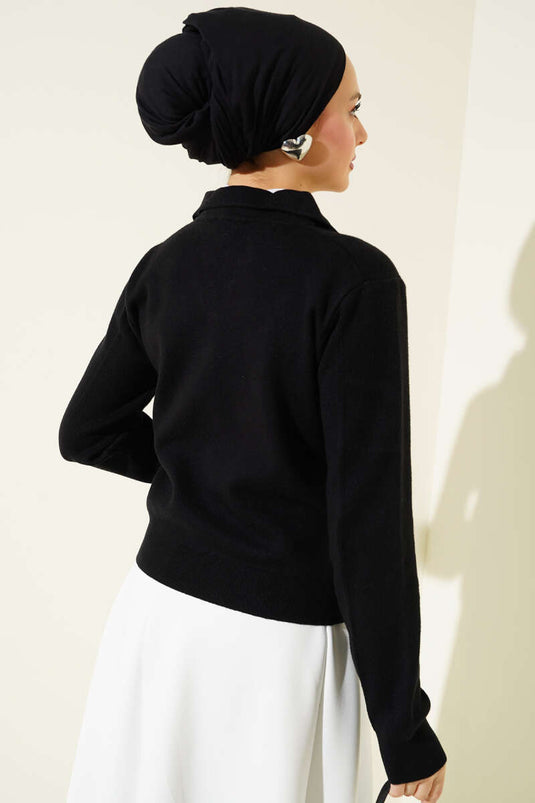 سترة قصيرة محبوكة بياقة قميص سوداء