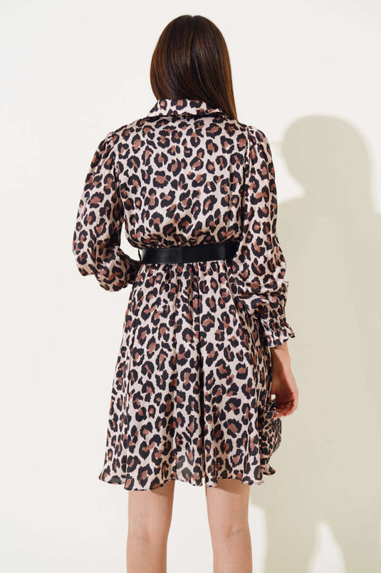 فستان متوسط الطول من الساتان بياقة قميص ونقشة جلد النمر